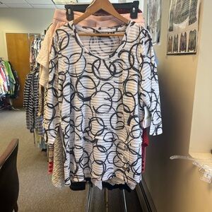 Onque Casuals Black and White Circle Pattern Tunic